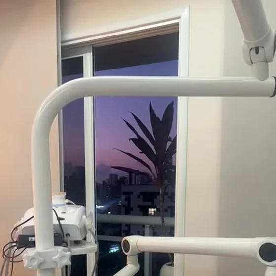 Sala de atendimento com vista da cidade ao entardecer